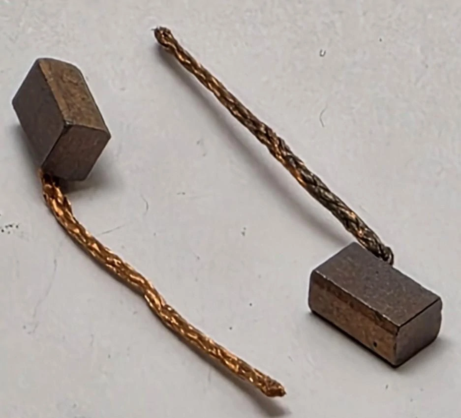 Náhradní uhlíky 3,9 x 4,9 x 8 mm