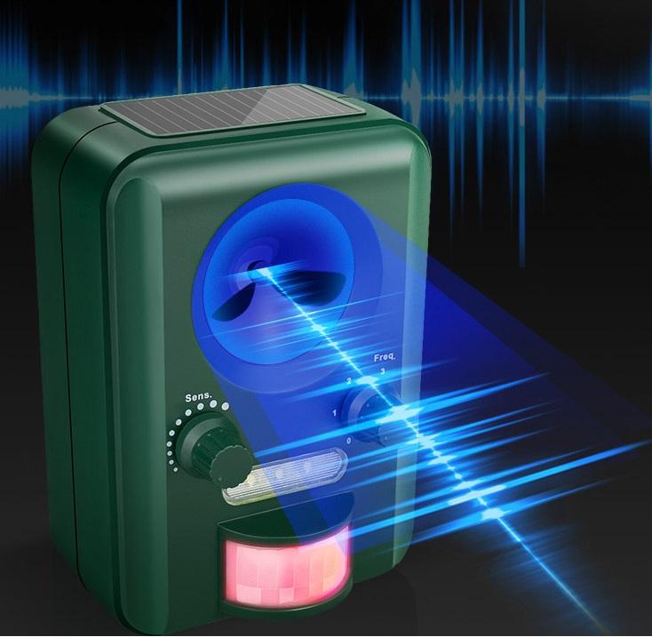 Venkovní ultrazvukový odpuzovač kun, psů, koček, netopýrů a ptáků.