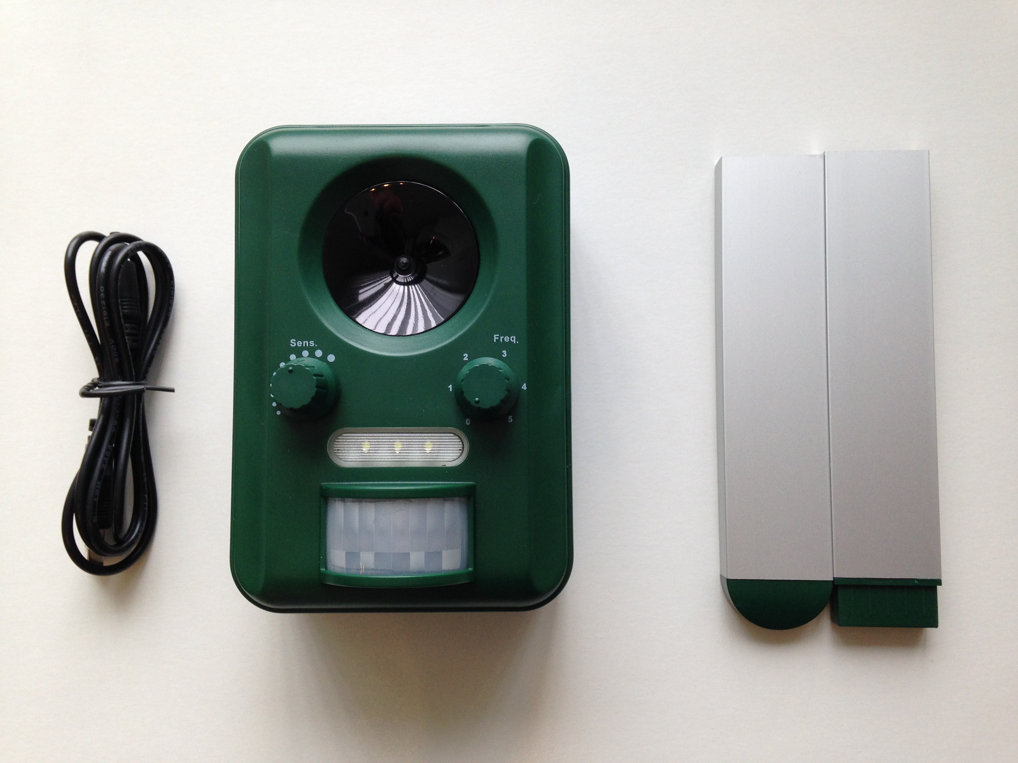 Venkovní ultrazvukový odpuzovač kun, psů, koček, netopýrů a ptáků.