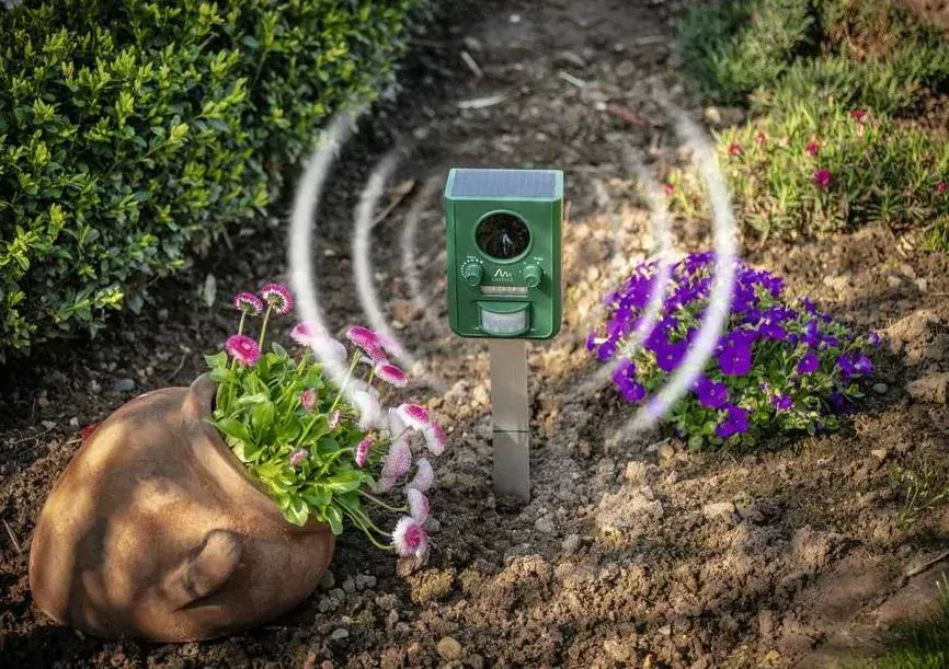 Vodotěsný solární ultrazvukový odpuzovač kun, koček, psů a zvěře